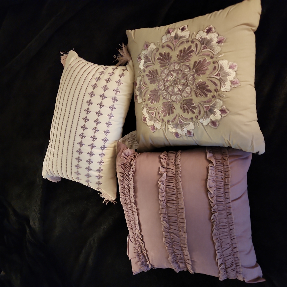 Set of 3 throw pillows